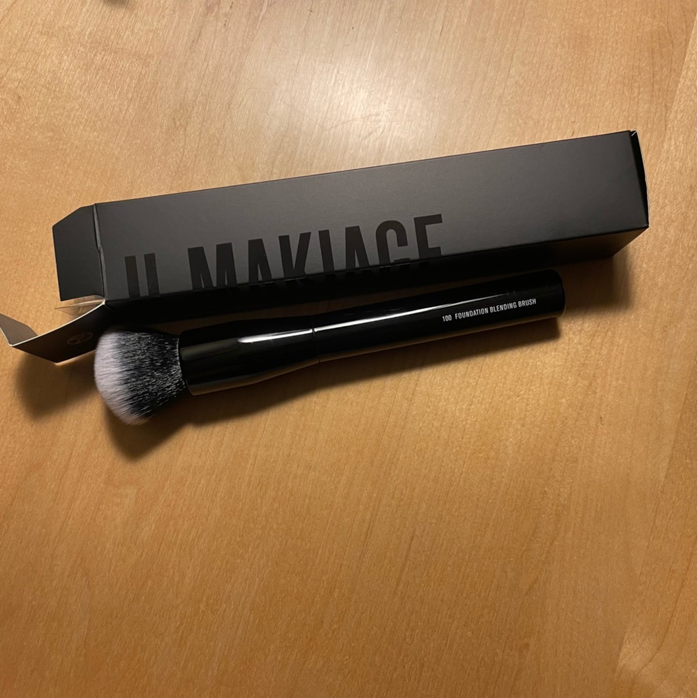 IL MAKIAGE Foundation blending brush. NEW!